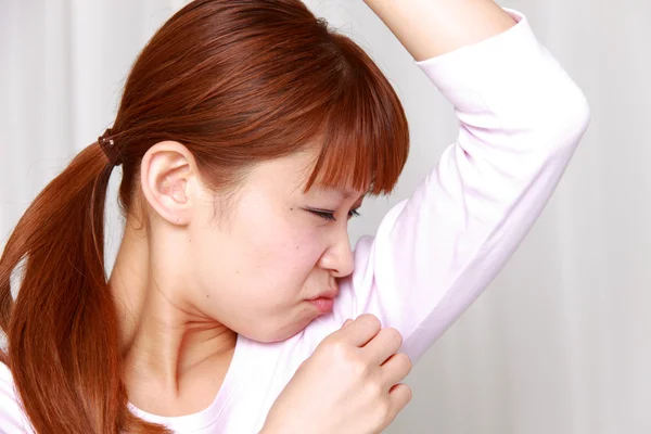 You are currently viewing Comment prendre soin de son odeur corporelle : les astuces efficaces ?