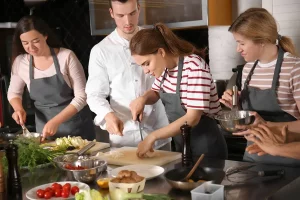 Lire la suite à propos de l’article Habitude saine femme : apprendre la cuisine pour plus d’autonomie